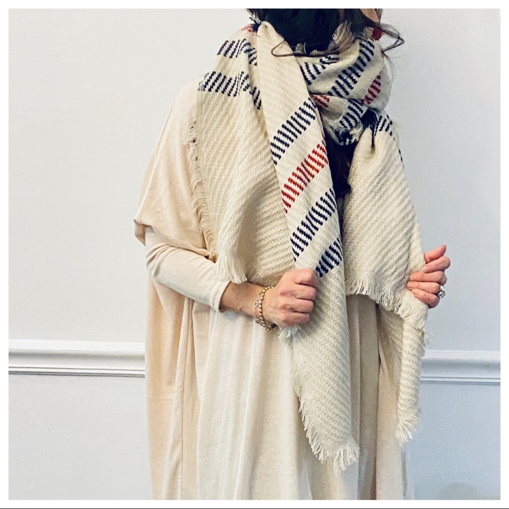 ✨RESTOCKED✨Gorgeous oversized Cashmere scarf/shawl - Picture 2 of 9